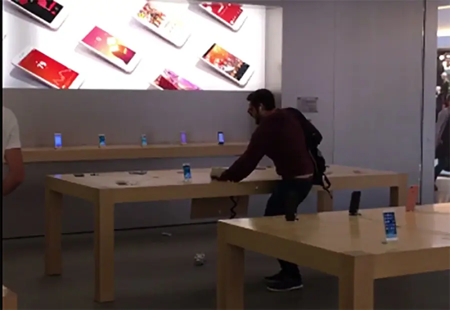 Francia, uomo entra in Apple Store e distrugge tutto: ecco perchè