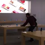 Francia, uomo entra in Apple Store e distrugge tutto: ecco perchè