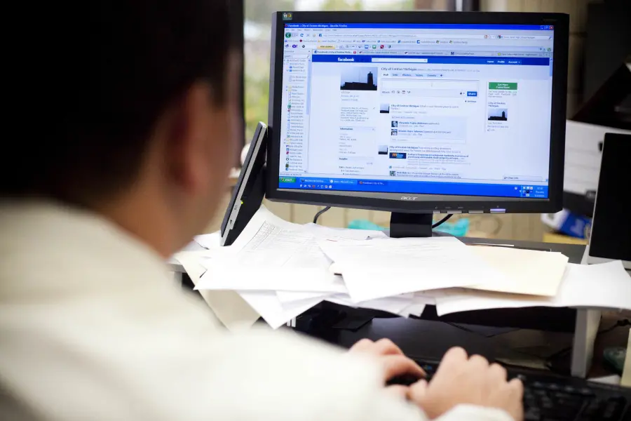 Facebook sul posto di lavoro, il capo può "spiare" i dipendenti?