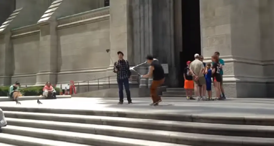 Smartphone, New York: 'killer' aste da selfie posta video su Youtube