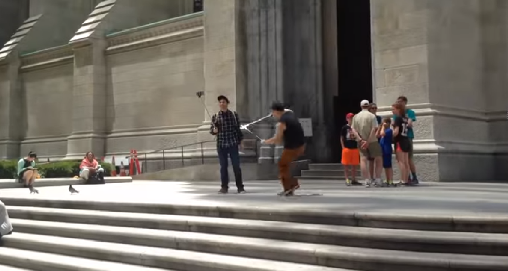 Smartphone, New York: 'killer' aste da selfie posta video su Youtube