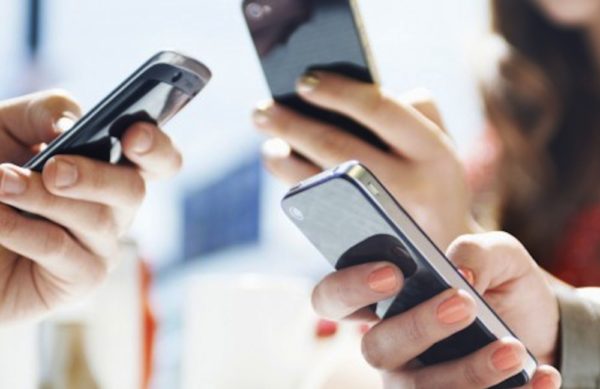 Che tristezza la moda del momento: i falsi Selfie in false località