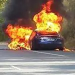 Tesla, una sua vettura prende fuoco durante un test dimostrativo in Francia