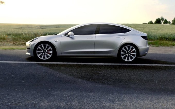 Tesla Model 3: è boom di prenotazioni per l'auto elettrica di Elon Musk