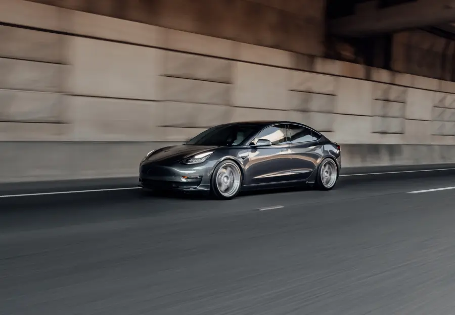 Tesla Model 3 con pilota automatico si schianta