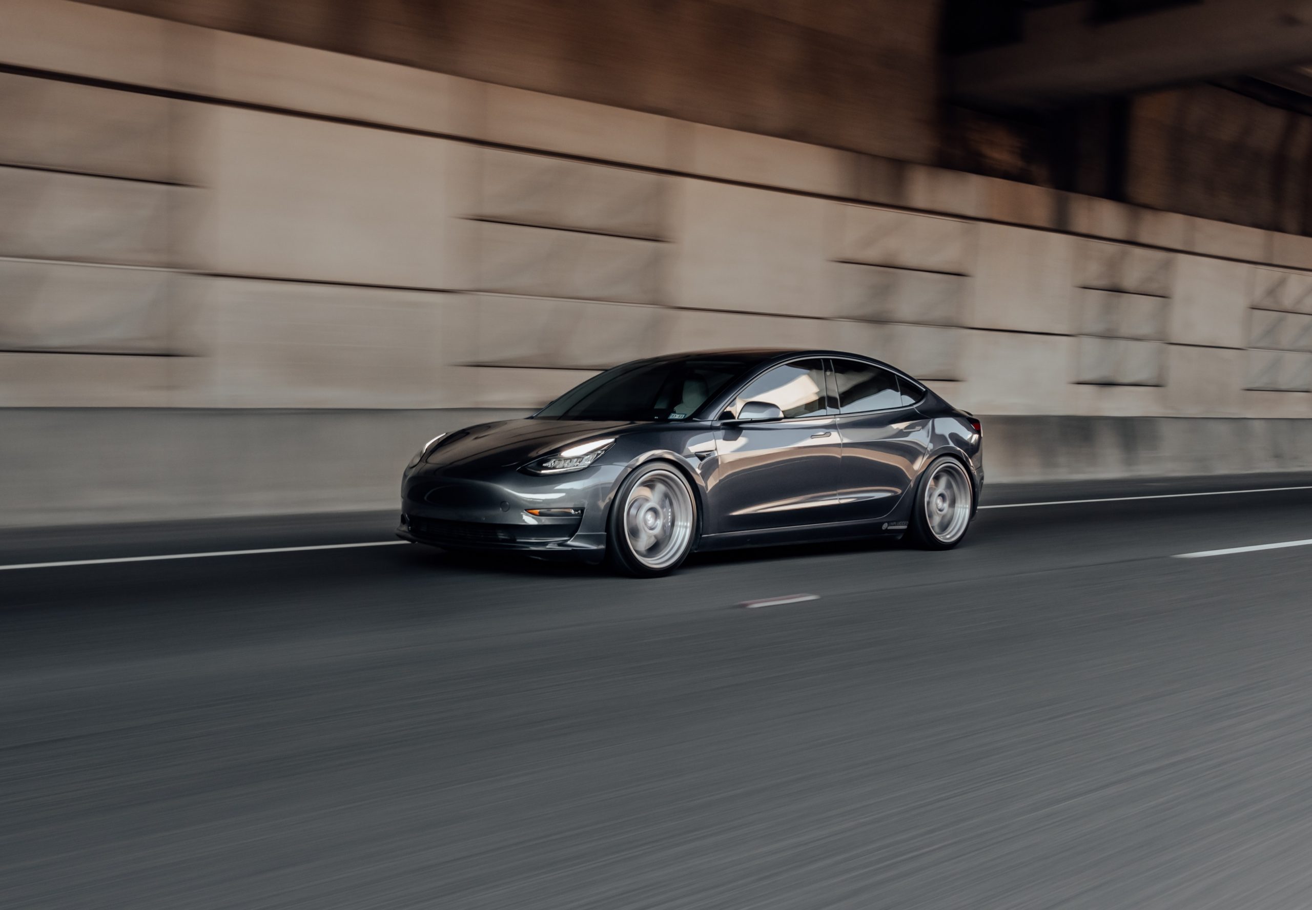 Tesla Model 3 con pilota automatico si schianta