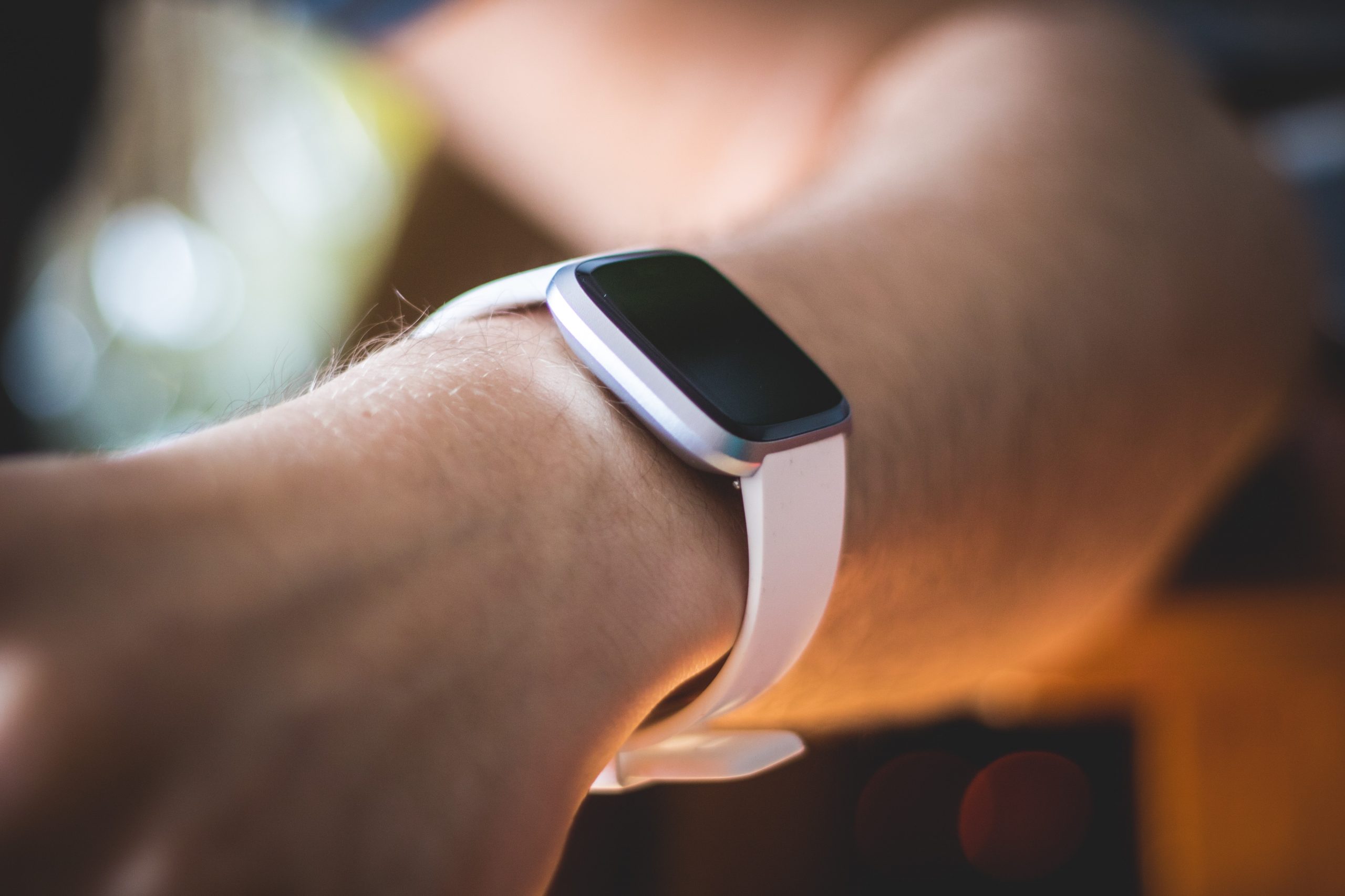 Fitbit Charge 5 appare: nuovo look e display a colori