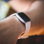Fitbit Charge 5 appare: nuovo look e display a colori