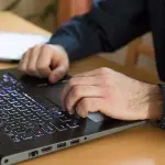 Tecnologia dipendente, un italiano su tre non si stacca da smartphone e Pc