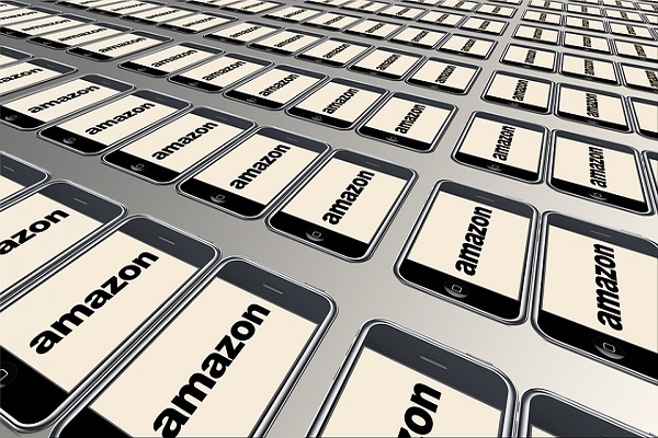Amazon consegna pacchi con dirigibile pieno di droni, ecco il magazzino volante