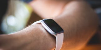 Fitbit Charge 5 appare nuovo look e display a colori